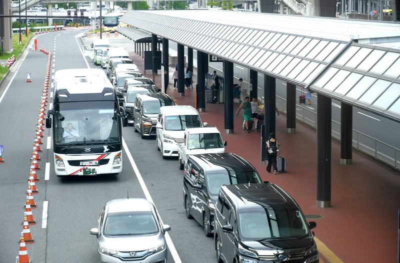 駐車禁止の乗降場で混雑のため発生する車列＝昨年７月、成田空港（画像は一部加工してあります）