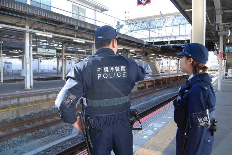駅構内をパトロールする鉄道警察隊員＝２月、千葉市中央区のＪＲ千葉駅
