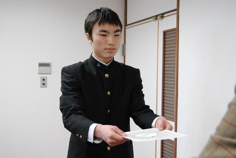 簿記１級の合格証書を手にする鈴木輝さん＝２月、東金市東岩崎の東金商工会議所
