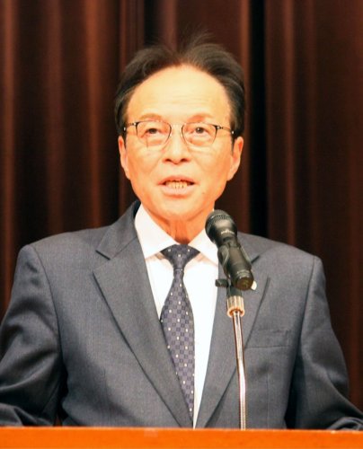 式典であいさつする石塚委員長＝４日、千葉市中央区
