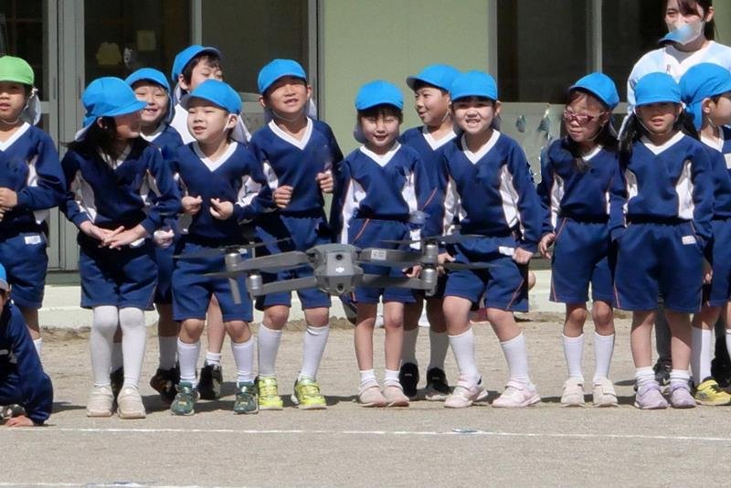 飛行するドローンに歓声を上げる園児たち＝７日、千葉市中央区の葵幼稚園
