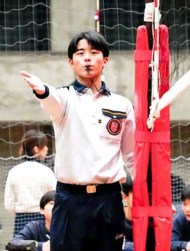 公式戦で初めて審判を務めた重宗さん＝習志野市