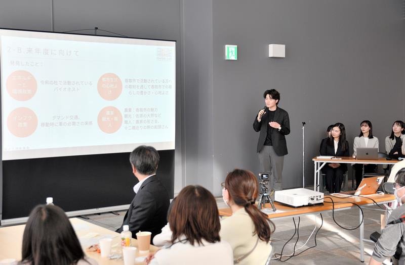 スローシティの推進に向け、これまでの活動成果と来年度の取り組みについて報告する大学生たち＝香取市
