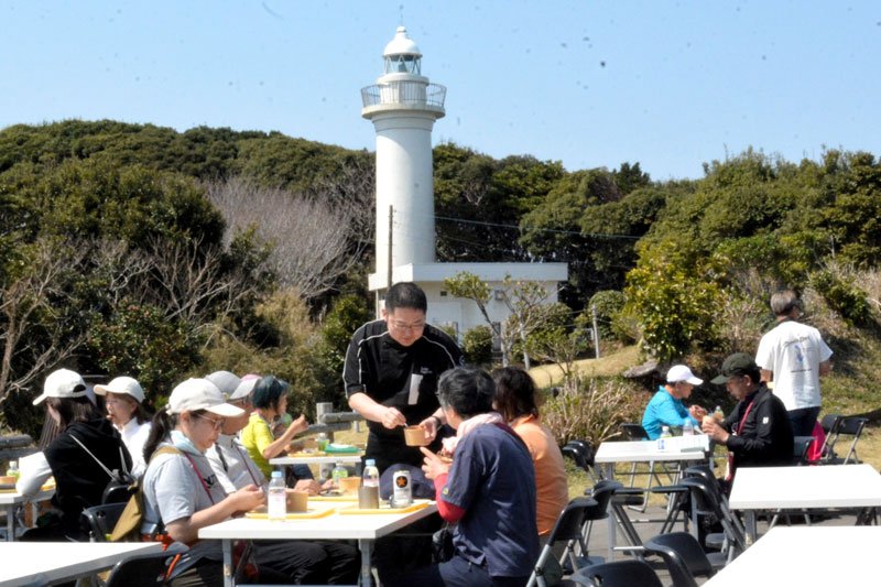 太東埼灯台を見ながら参加者らは高級食材を使った料理を堪能した＝２３日、いすみ市