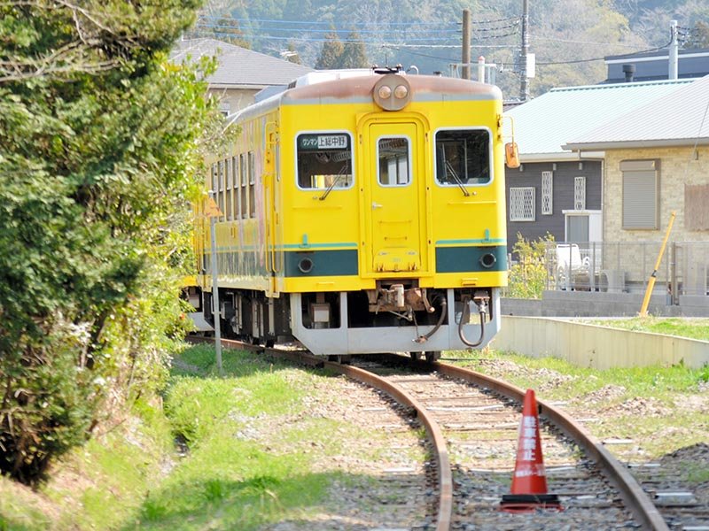 昨年１０月の事故から５カ月以上が経過したが、現在も現場付近に置かれる脱線車両＝２５日、いすみ市