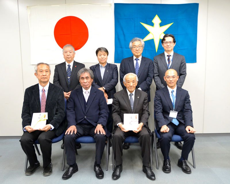 贈呈式に参加した菅会長（前列左から２人目）ら＝県庁