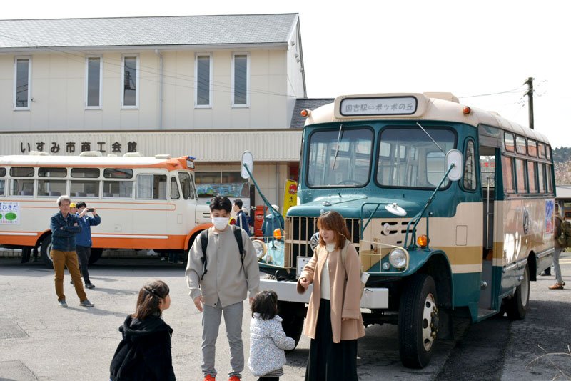 いすみ鉄道国吉駅とポッポの丘の両会場間でボンネットバスが運行された＝３０日、いすみ市