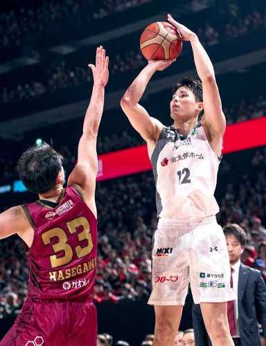 川崎戦でシュートを放つ千葉Ｊの金近＝ららアリーナ