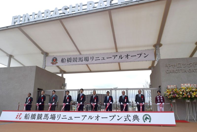 ホースパーク船橋に誕生　競馬場の大規模改修終わる　新入場門に芝生広場開設