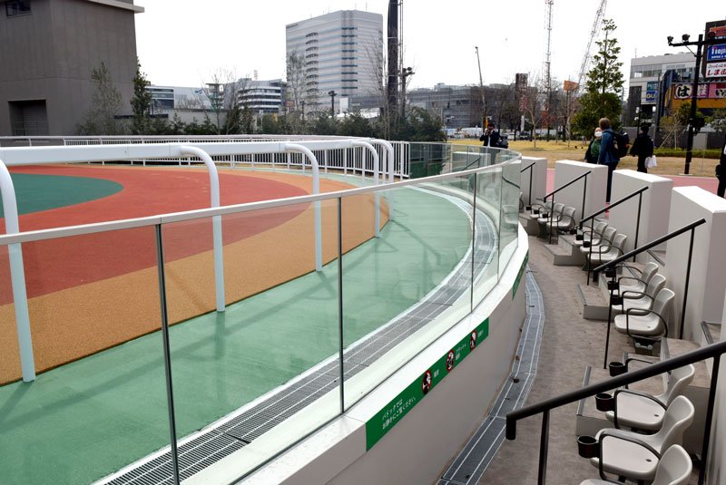 ホースパーク船橋に誕生　競馬場の大規模改修終わる　新入場門に芝生広場開設