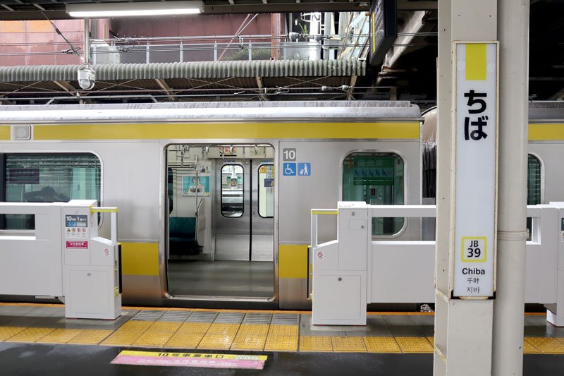 千葉駅の２番線に設置されたホームドア＝千葉市中央区