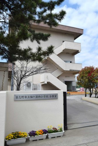 市立第三中の校舎を活用した市立袖ケ浦西小学校分教室＝習志野市