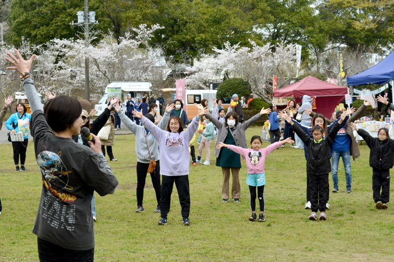 人気を集めた「自然の中」をテーマとしたヨガ体験＝５日、大多喜町