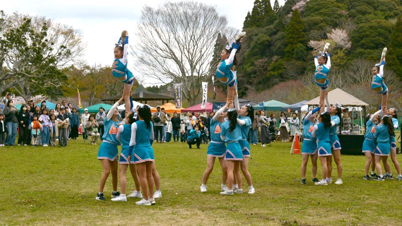 森林浴ヨガ心地よく　心身癒やし汗じんわり　大多喜交流イベントで新企画　多彩催し　春に包まれ華やぐ房総