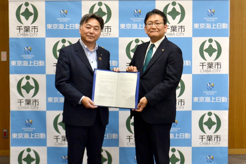 協定書を取り交わす東京海上日動火災保険の垣谷支店長（左）と神谷市長＝千葉市役所