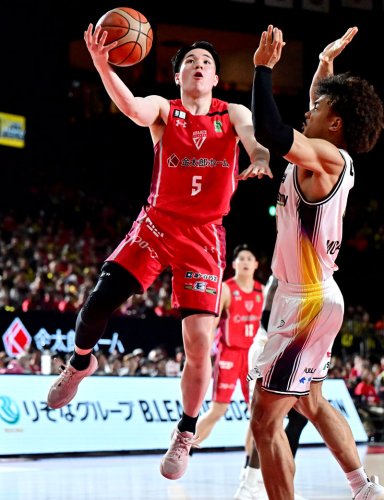 千葉Ｊ－ＳＲ渋谷　第２クオーター、シュートを放つ千葉Ｊ・瀬川（左）＝ららアリーナ東京ベイ