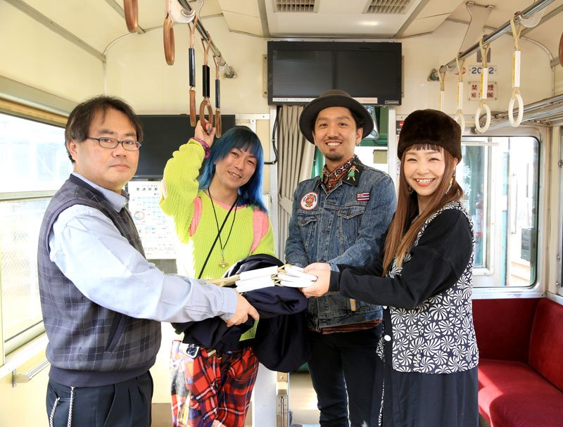 銚電の制服などを活用した衣装の製作や披露に取り組んだ（右から）「かのんぷ♪」の２人、鶴田さん、銚電担当者（銚電提供）