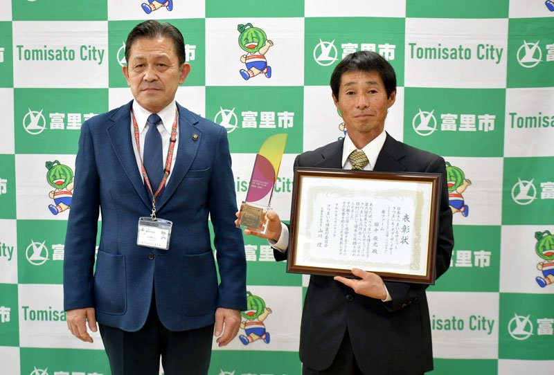 「さつまいも・オブ・ザ・イヤー」を受賞した田中さん（右）と富里市役所で面会した五十嵐市長
