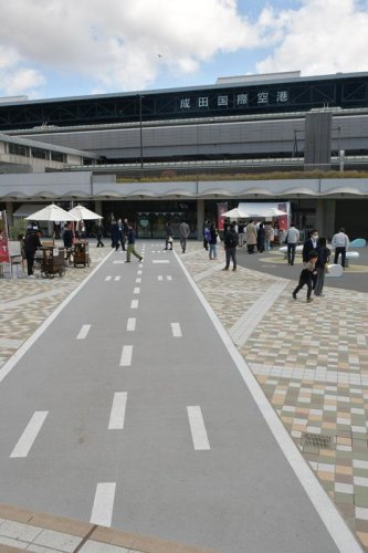 【写真複数あり】成田空港に「ポポパーク」オープン　保育ルーム専用の広い園庭、園児ら笑顔　旅客が使える憩いのエリアも