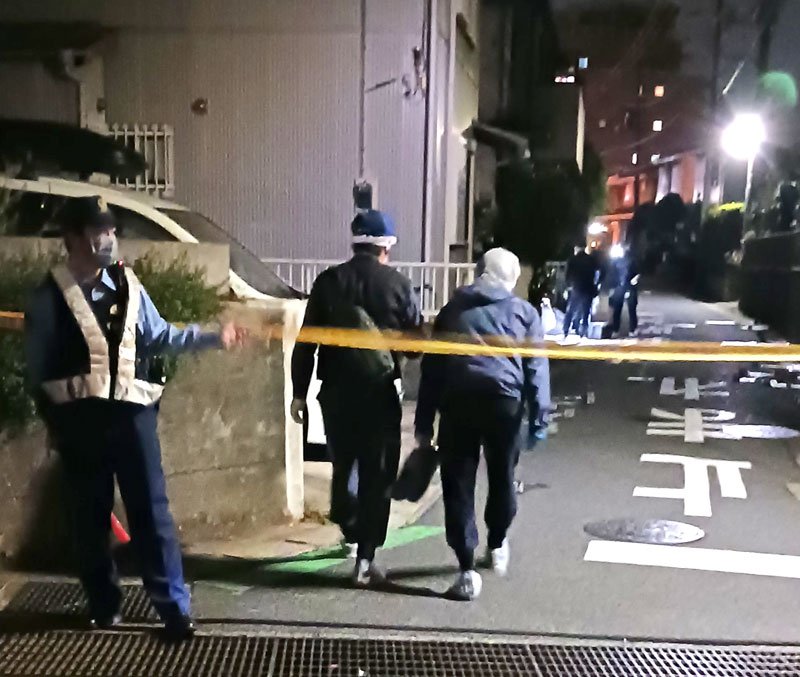 規制線が張られ、鑑識作業の捜査員が出入りする現場周辺＝１１日午後９時４０分ごろ、千葉市若葉区若松町