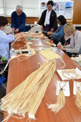 国産の麻を使ったストラップ作りを体験するワークショップ＝勝浦市