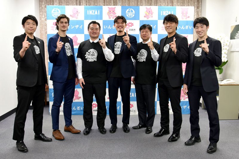 印西市の藤代市長（左から３人目）らに３人制バスケの国内大会で初優勝し、世界大会出場を決めたことを報告する北総ライノスの広島主将（同４人目）ら＝市役所