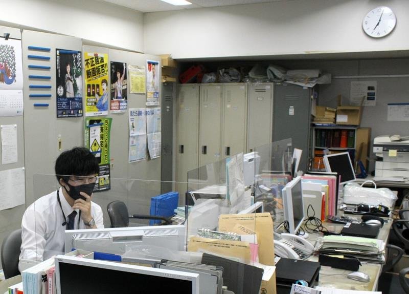 同僚がいない職場で午前７時ごろから仕事を始めた県職員＝昨年６月、県庁
