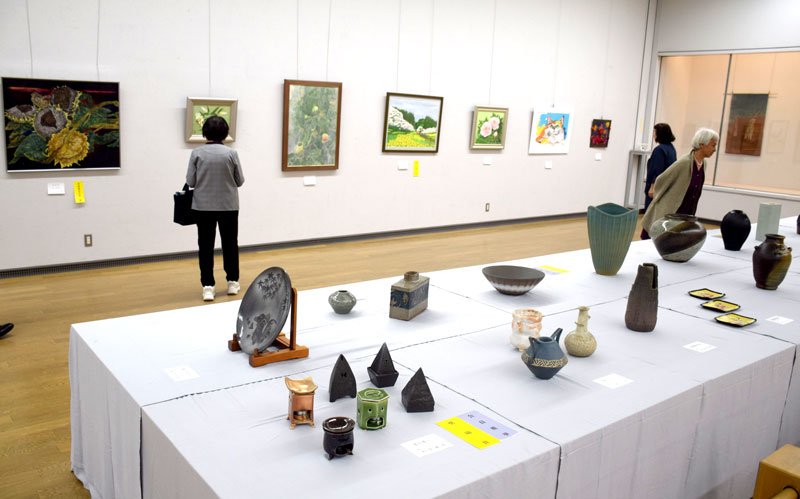絵画や工芸など多彩な秀作が並ぶ市民美術展＝茂原市立美術館・郷土資料館
