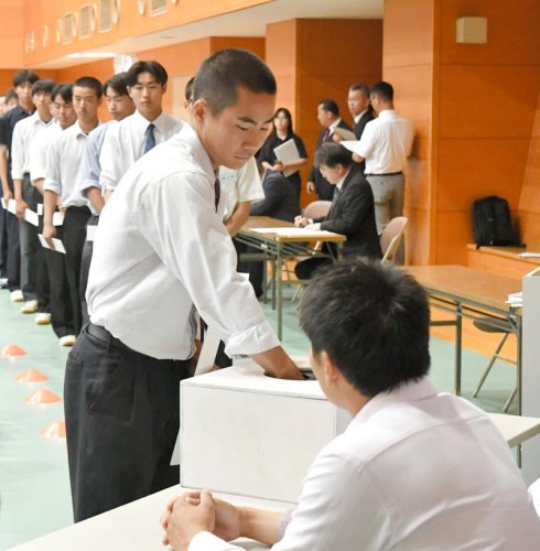 抽選の番号札を引く各校の主将ら＝１２日、千葉市稲毛区の県スポーツ科学センター