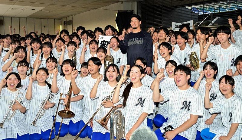 “美爆音”今年もマリンに　習志野高がロッテ応援　ＯＢ池田は安打で躍動