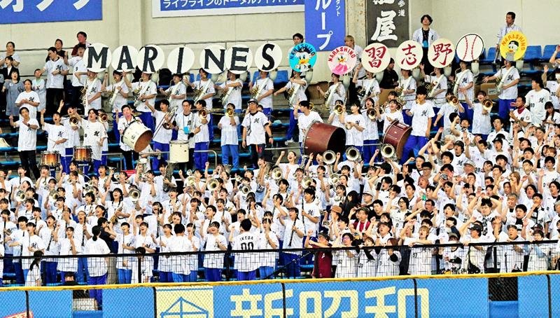 右翼席で演奏する習志野高校吹奏楽部＝ＺＯＺＯマリン
