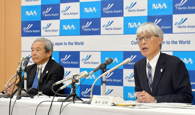 ＮＡＡ新社長の就任記者会見に臨む藤井氏（右）と相談役に就く田村前社長＝２０日、成田市
