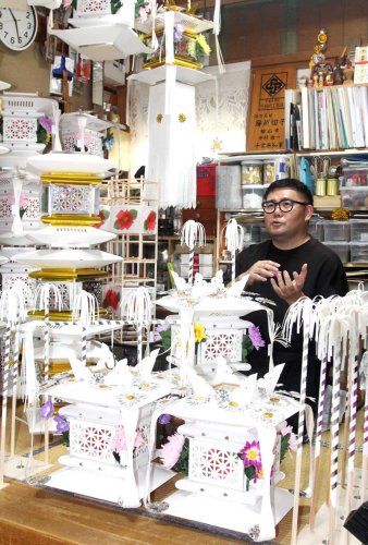 南房総地域の新盆で飾られる手作りつり灯籠「房州切子」の制作がピークを迎えている。唯一の作り手、中村俊一さん（４９）は亡くなった人への敬意を込めて丁寧に作業している＝２４日、館山市