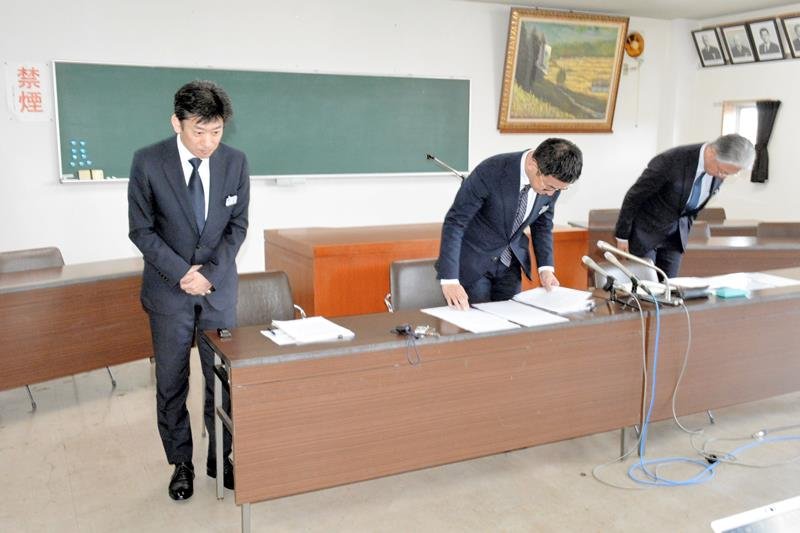 記者会見の冒頭に謝罪する古竹孝一社長（中央）ら経営陣＝２日、大多喜町