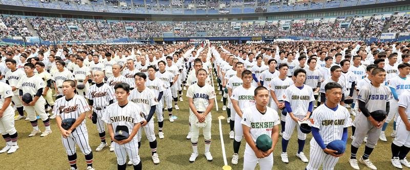 ＺＯＺＯマリンスタジアムで行われた第１０６回全国高校野球選手権千葉大会の開会式で整列し脱帽する選手たち＝２０２４年７月、千葉市美浜区