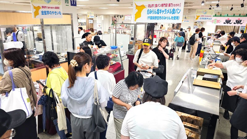 千葉県産グルメを楽しむ客で混み合う会場＝１２日午前、船橋市の東武百貨店船橋店