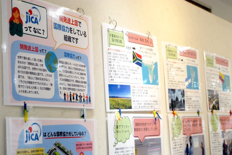 各団体が写真などを展示して国際協力の活動内容を紹介＝１日、千葉市中央区のそごう千葉店