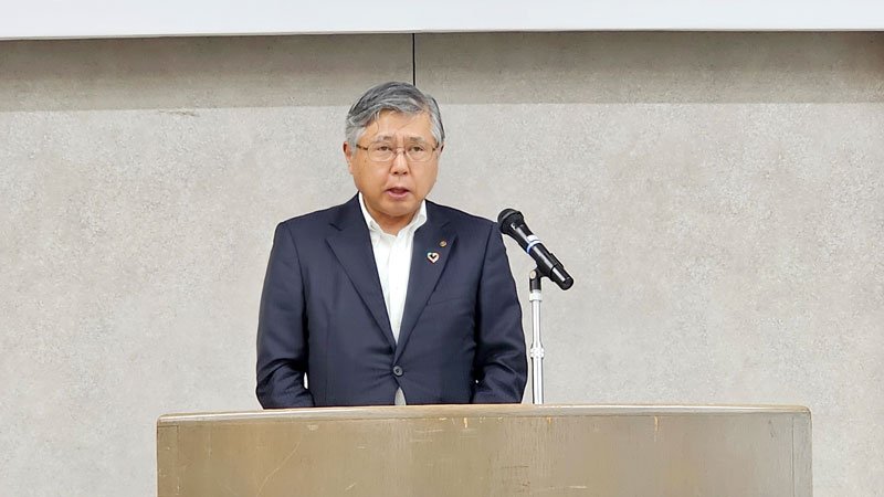 あいさつする佐久間会頭＝千葉市中央区