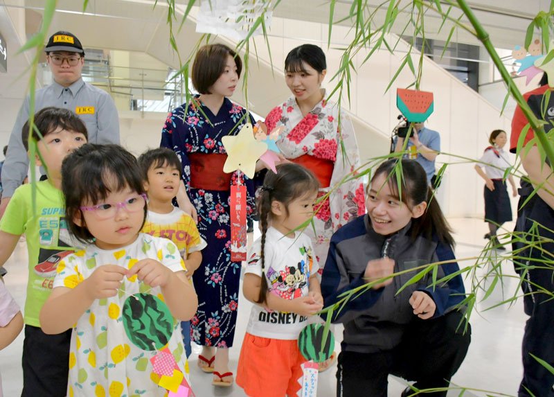 飛行機に乗れますように　成田空港ＪＡＬがササ設置　園児、七夕飾り付け