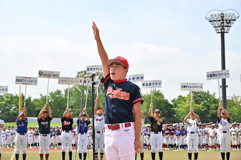 選手宣誓をする千葉ヤンキースの平松主将＝５日、市原市のゼットエーボールパーク
