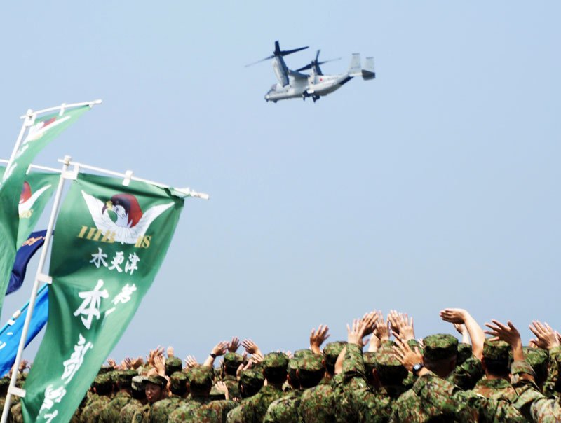 佐賀移駐に向けて陸自木更津駐屯地を飛び立つオスプレイ。隊員らが手を振って見送った＝９日、木更津市