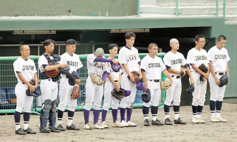 試合後に整列する旭農・県銚子連合の選手たち＝ぴーちゃん