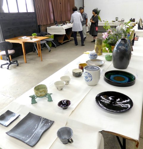 幅広い年代の個性豊かな力作が並ぶ「呂久ろ」作品展＝市原市の内田未来楽校