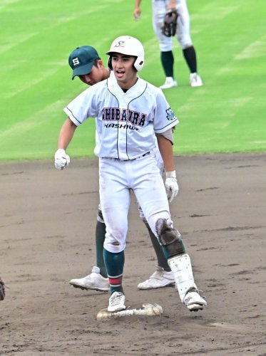芝浦工大柏―専大松戸　７回表、２点二塁打を放った芝浦工大柏・蝦名＝柏の葉