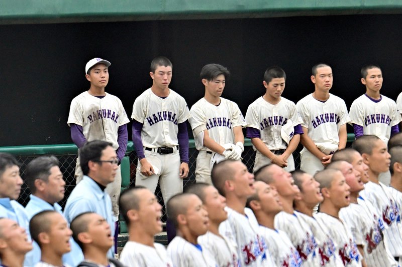 敬愛学園―柏南　試合を終え整列する柏南の広沢（左）ら＝柏の葉