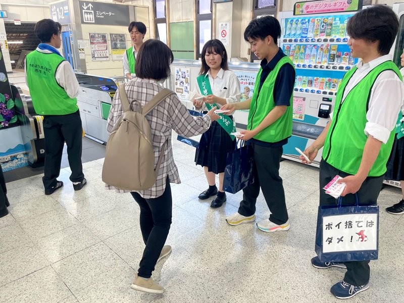駅利用者にポイ捨て防止などを訴える市原八幡高生徒＝市原市のＪＲ八幡宿駅
