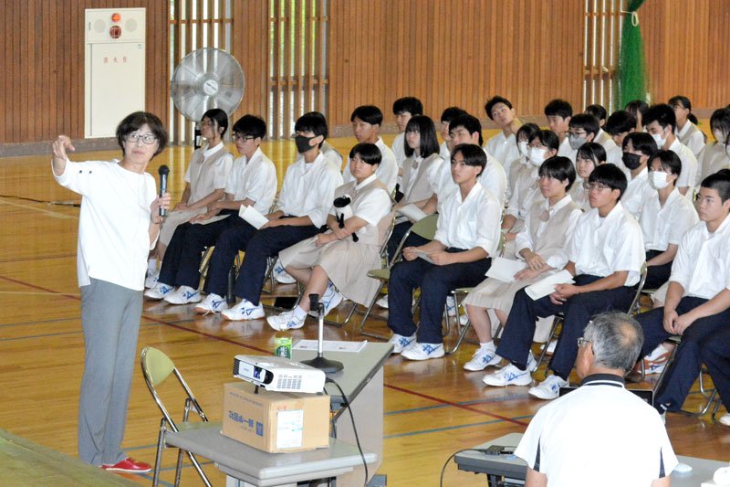 菅野さん（左）の被災経験を聞く県立大多喜高校の生徒ら＝１５日、大多喜町