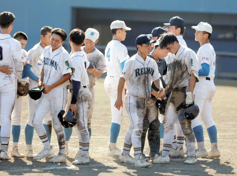 八千代松陰―千葉黎明　試合終了のあいさつで涙する千葉黎明の選手たち＝県総合ＳＣ