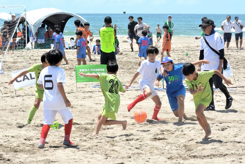 白い砂浜で一生懸命プレーする小学生ら＝御宿町