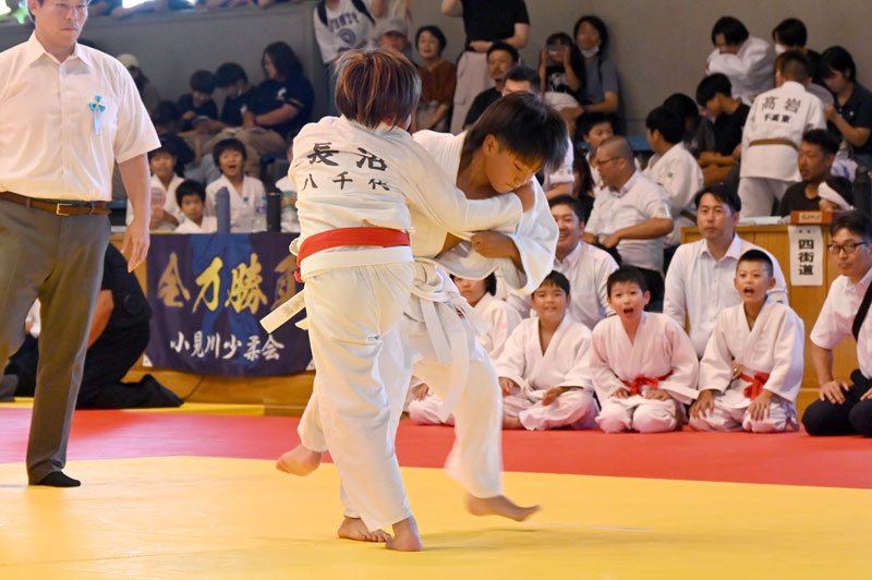 子どもたち試合白熱　ウルフ・アロン選手激励　千葉県警少年柔道・剣道大会